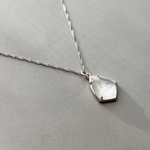 数量限定　ホワイトシェル×クリスタル　シルバーチェーンペンダント　silver925 天然石