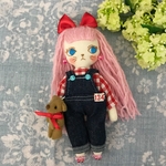 こちらはliqiu様専用です。ラブリーナチュラル夢猫ちゃんテディと一緒　青い目の夢猫ちゃん　ドールチャーム　猫人形　布人形　アンティークナンバーテープ　赤いギンガムチェック、サロペットコーデ218
