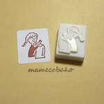 みつあみおんなのこ　洗濯物干すよ：消しゴムはんこ。