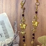 蝶のモチーフがついたメガネチェーンです