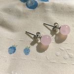 パステルピンクのプチピアス