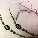 ブラックのお花のビーズを使ったメガネチェーンです