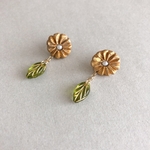 揺れる雛菊のピアス