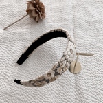 【再販】ホワイトフラワー　インド刺繍　カチューシャ　ホワイト　フラワー刺繍　スパンコール　くすみブルー　発表会　結婚式　花柄