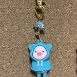 人気❤︎おすすめ【送料無料】♡ 立体ブタさんチャーム  〈傘チャーム＆レインコートのブタさん〉♡ブルー ピンクよりお選び下さい