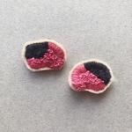 vivit pink×black刺繍ピアス