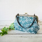 ブルーグリーンの刺繍がま口ミニポーチバッグ 