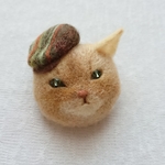 ハンチング帽をかぶった茶ねこミニ ブローチ(羊毛フェルト) 