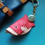 お魚のレザーキーホルダー (リール式) 赤