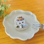 手刺繍ブローチ　パンケーキ帽子を被ったねこ