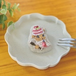 1月23日19時発売　手刺繍ブローチ　マカロン帽子を被ったうさぎ