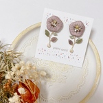 ラベンダーグレージュのお花刺繍ピアス/イヤリング