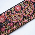 インド刺繍リボンᢂ太巾ペイズリー【ピンク/ブラックベース】インド刺繍/刺繍リボン/リボン/シルクリボン/トリム/ブレード/ジャガードリボン/チロリアンテープ/レース/チュール
