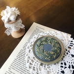 手刺繍＊コンパクトミラー/お花刺繍/持ち歩き鏡/誕生日プレゼントや自分へのご褒美に/鏡/かがみ/お洒落女子/手鏡 hysdoll Hy's Doll ハイズドール ミモザ