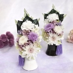 マムとカーネーションのお手入れ不要のお供え花・華やかなコンパクト仏花・パープル
