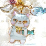 お魚抱えたキジぬこちゃんのキーホルダー🐾アイスブルー猫缶ちゃん