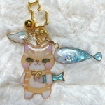 お魚抱えたキジぬこちゃんのキーホルダー🐾ミルクティーキジぬこ