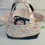  お弁当袋 (巾着フタ付きミニトート) 裏地付  26×16マチ8㎝ 【くるま生成り色×ネイビー】車 トートバッグ 持ち手付き 入園入学 男の子