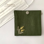 リネン・マスクケース【ミモザ・カーキ】手刺繍・マスクポーチ（使い捨てマスクに）マスクケース