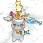 お魚抱えたキジぬこちゃんのキーホルダー🐾キジぬこちゃライトブルーグレー💕