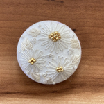 ビーズ刺繍くるみボタン（ヘアゴム/ブローチ）