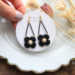 ゆらゆらシリーズ𖦞ビーズ刺繍のお花（ﾌﾞﾗｯｸ）𖧷ピアス/イヤリング