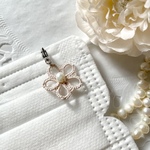 レースのマスクチャーム◇サクラ（タティングレース&淡水パール）❇︎sweet beige❇︎【ギフトラッピング対応】《耳飾りに変更承ります》