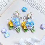 勿忘草とかすみ草のリボンブーケ ピアス(チタン/イヤリング/ノンホールピアス)：布花 春 ワスレナグサ ウェディング 結婚式 ブライダル  ゆらゆら 揺れる