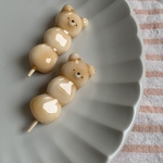 くまだんごみたらし醤油味のブローチ