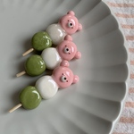 くまの3色団子のブローチ
