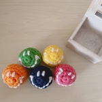 【受注製作】猫のおもちゃ、防菌防臭アクリル毛糸で作ったネコちゃんの毛玉ボール(鈴入り)５つ