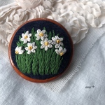 スイセンの花 刺繍木枠ブローチ