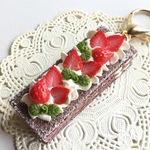 フェイクスイーツ*苺ミルフィーユ・チャーム*スイーツデコ*チョコ