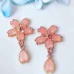 優しいパステルピンクの花びらゆらゆらピアスorイヤリング