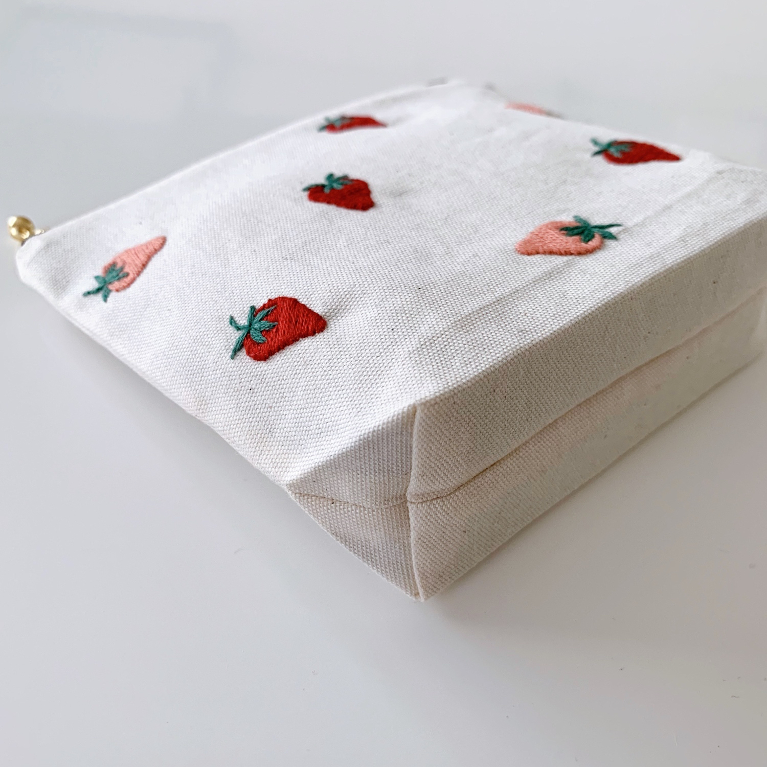 手刺繍】いちごの刺繍のファスナーポーチ【14cmファスナー】マチ
