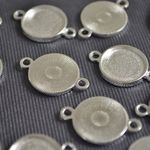 アクセサリーパーツ レジン ミール皿 円小 ２カン 古代銀 フレーム 24mm 20個[4582434313278] 