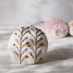 刺繍ブローチ サンプラー　ヘアゴム可 くるみボタン　送料無料