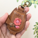 本革　レザー　猫　ねこ　キーホルダー　バッグチャーム　かわいい　桜