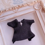 👕胸元に星がキラリ✨ふわふわブラックTシャツ⭐️首を外さず着れます