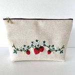 いちごの刺繍ポーチ　