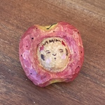 手彫りのりんごをかぶったこけしさんブローチ
