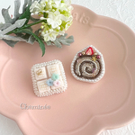 ビーズ刺繍♡ホワイトチョコ×ロールケーキのミニブローチ