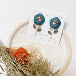 深みブルーのお花刺繍ピアス/イヤリング