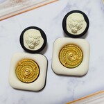 マットタイガーとヴィンテージボタンのピアス