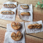 パンのブローチ