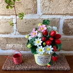  💜粘土の花◆シロツメクサ&苺と可愛い小花.四つ葉のクローバー🍀パステルイエロー花器に🧡麻布付【現品限り】