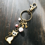 白猫ちゃんレジンとローズクォーツのキーホルダー♪