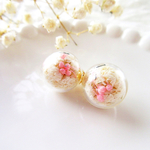ガラスドーム かすみ草に包まれたピンクのつぼみ♡ ピアスorイヤリング