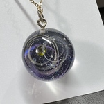 煌めく一粒の世界　見る角度によって色が変わる　宇宙渦玉ネックレス　キーホルダー