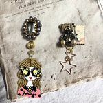「旅ガールとくまちゃん」　2way イヤリングorピアス　ニッケルフリー　サージカルステンレスピアス　蝶バネクリップ　アシンメトリー